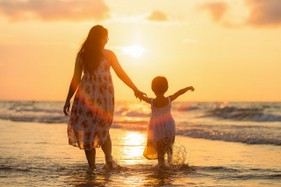 Frau mit Kind Frau mit Kind am Wasser